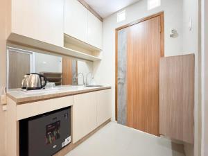 Η κουζίνα ή μικρή κουζίνα στο Kinara Homestay RedPartner Near Sleman City Hall