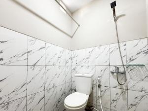 Ένα μπάνιο στο Kinara Homestay RedPartner Near Sleman City Hall +18 φωτογραφίες