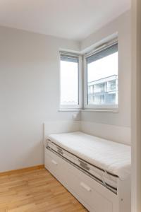 ein Bett in einem Zimmer mit Fenster in der Unterkunft Szyndzielnia Park no 26 # kortem tenisowym, rowerownią # Nestapartamenty in Bielsko-Biała