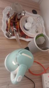 BoralesgamuwaPirivena Garden Resort- Homestay AC Room with Attached Bathroom and WiFi的桌上放着一盏灯、一个盘子和一盏台灯。 更多10张照片