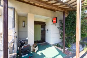 une maison avec un scooter garé à l'extérieur dans l'établissement OYO Ryokan Hamanako no Yado Kosai - Vacation STAY 38825v, à Kosai 14 autres photos