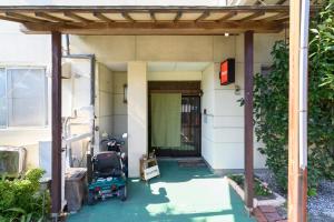 une maison avec un scooter garé à l'extérieur dans l'établissement OYO Ryokan Hamanako no Yado Kosai - Vacation STAY 38823v, à Kosai 12 autres photos