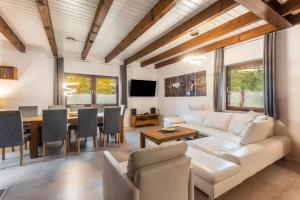 ein Wohnzimmer mit Sofa und Tisch in der Unterkunft Landhaus Sophie in Frielendorf