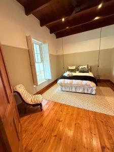 Postel nebo postele na pokoji v ubytování Almond Tree Cottage 2-Bed Heritage Home in Robertson