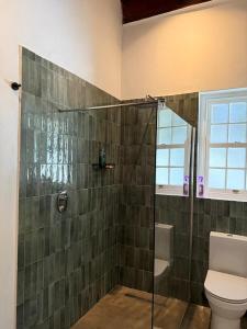 Koupelna v ubytování Almond Tree Cottage 2-Bed Heritage Home in Robertson