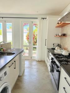 Kuchyň nebo kuchyňský kout v ubytování Almond Tree Cottage 2-Bed Heritage Home in Robertson + 22 fotografií