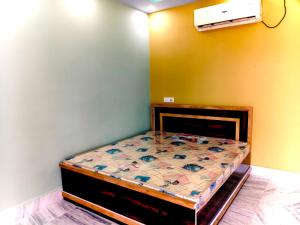 a bedroom with a bed in the corner of a room at Hotel O AM2PM Restaurant 