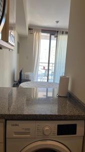 eine Küche mit Waschmaschine in einem Zimmer in der Unterkunft Depto pleno centro Santa Fe in Santa Fe