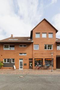 a brick building with bikes parked outside of it at HYGGE HOMES - Apartment 'Urban Nest' - Schlossnähe trifft Design in Celle