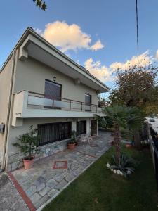een huis met een balkon aan de zijkant bij Platanaki View in Pýli +17 foto's
