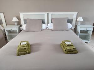 Chantenay-VilledieuにあるAU NID DOUILLET DE LA FERME CHAUVETの白いベッド(枕2つ、テーブル2台付) +29枚の写真