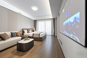 un salon avec un canapé et une télévision dans l'établissement Ruilan Courtyard, à Shenzhen 35 autres photos