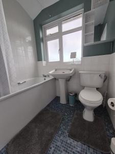 Vannituba majutusasutuses Wizards retreat ideal for WB studio with parking