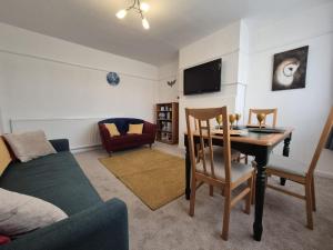 Televiisor ja/või meelelahutuskeskus majutusasutuses Wizards retreat ideal for WB studio with parking