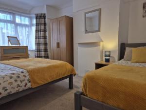 Voodi või voodid majutusasutuse Wizards retreat ideal for WB studio with parking toas