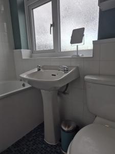 Vannituba majutusasutuses Wizards retreat ideal for WB studio with parking