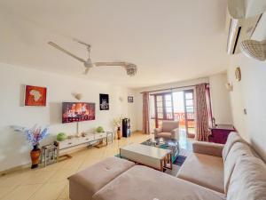 モンバサにあるShabiki Sea View Apartmentsのソファとテーブルのあるリビングルーム