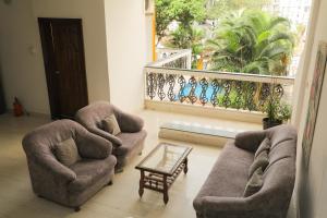 Goa Villagio, Candolim - A Unit of IHM في كاندوليم: غرفة معيشة مع أريكتين وطاولة