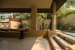 景洪市Xishuangbanna Jinghong Hepuli Yue Resort Hotel （Gaozhuang Starlight Night Market Branch）的带沙发和一些植物的客厅