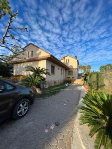 a car parked in front of a house at Casa Parra in Deltebre