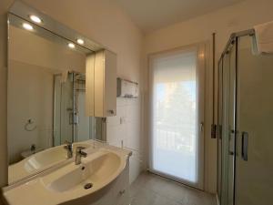 Koupelna v ubytování Campodarsego Central Apartment + 55 fotografií