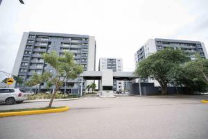 un parking en face de deux grands bâtiments dans l'établissement Santiago s top Residence, Experience it & Believe it, à Santiago de los Caballeros