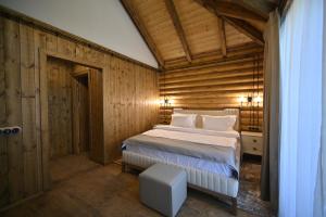 En eller flere senge i et værelse på La Foresta Dilijan - Family & Friends Resort + 127 billeder