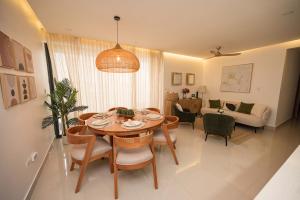 une salle à manger et un salon avec une table et des chaises dans l'établissement Santiago s top Residence, Experience it & Believe it, à Santiago de los Caballeros