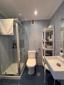 Ένα μπάνιο στο Apartamento con vistas al mar en la playa de Somo