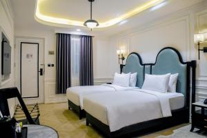 にあるSwiss-Belexpress Paluのベッドルーム1室(ベッド2台、白い枕付)