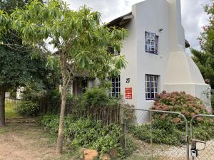 The Little Thatch Cottage في غرايتون: بيت ابيض امامه شجره