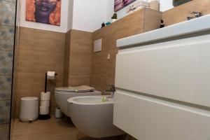 a bathroom with a toilet and a sink at Vanguard Suite De Lux in Craiova +11 photos