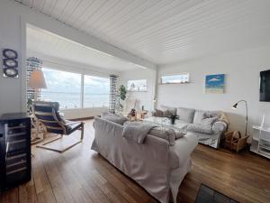 TV i/ili multimedijalni sistem u objektu Exclusive Beachfront Villa in Åsa - Sauna, Jacuzzi & Panoramic Sea View, SE02102