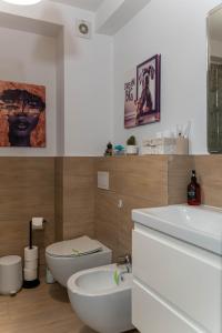 a bathroom with a toilet and a sink at Vanguard Suite De Lux in Craiova