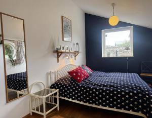 Krevet ili kreveti u jedinici u okviru objekta Exclusive Beachfront Villa in Åsa - Sauna, Jacuzzi & Panoramic Sea View, SE02102