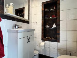 Kupatilo u objektu Exclusive Beachfront Villa in Åsa - Sauna, Jacuzzi & Panoramic Sea View, SE02102 +34 fotografije