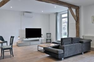 Televisyen dan/atau pusat hiburan di Villa Milady Suite