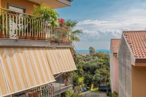 un balcon d'appartement avec vue sur l'océan dans l'établissement Sicily Sweet Home, à Fiumefreddo di Sicilia