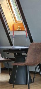 Una mesa con dos velas rojas encima. en A-Frame am Ochsenkopf, en Mehlmeisel