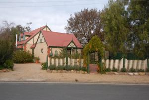 een klein huis met een wit hek bij The Dove Cote in Tanunda