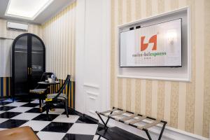 にあるSwiss-Belexpress Paluの壁にテレビが掛けてある待合室