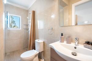 une salle de bain avec des toilettes blanches et un lavabo dans l'établissement Absinthia Fanes, à Fánai 63 autres photos