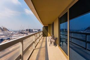 Μπαλκόνι ή βεράντα στο Saadiyat Luxury Escape Walk to Beach & Museum