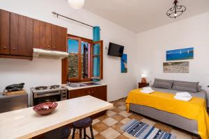 a small kitchen with a bed in a room at Motivo in Kastron