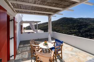 a table and chairs on a balcony with a view at Motivo in Kastron