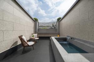 ein Gebäude mit einer Wanne mit Stühlen und einem Tisch in der Unterkunft SDADSBESÖK Dragon Pearl Hotel (Yibin Guanying Ancient Street Hejiangmen Plaza Branch) in Nanguang