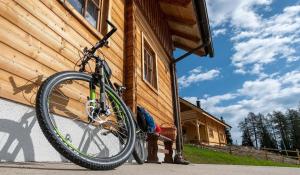 霍赫林德Kernmayerhütte的挂在建筑物一边的自行车