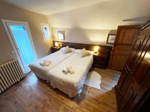 een slaapkamer met een bed met twee handdoeken erop bij SNÖ Casa Pucurull in Salardú