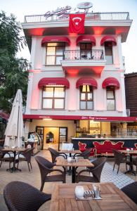 un edificio con mesas y sillas delante de él en Rodosto Hotel, en Tekirdağ