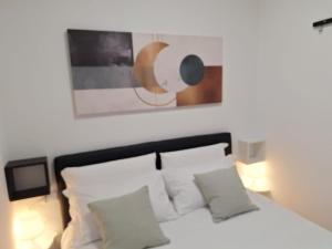 Ένα ή περισσότερα κρεβάτια σε δωμάτιο στο Kibou Apartment by Quokka 360 - Half an hour from the centre of Milan